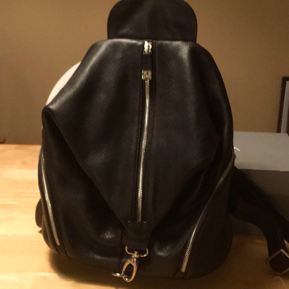 Soprano black all leather knapsack